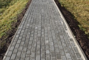 Projekce lineární perspektivy v podobě nových chodníků