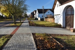Projekce lineární perspektivy v podobě nových chodníků