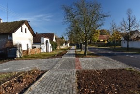 Projekce lineární perspektivy v podobě nových chodníků