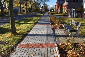 Projekce lineární perspektivy v podobě nových chodníků