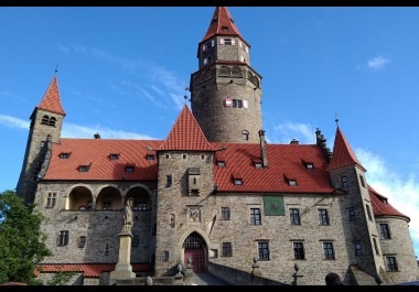 Výlet na hrad Bouzov a do Javoříčských jeskyní 22.9.2018