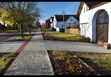 Projekce lineární perspektivy v podobě nových chodníků